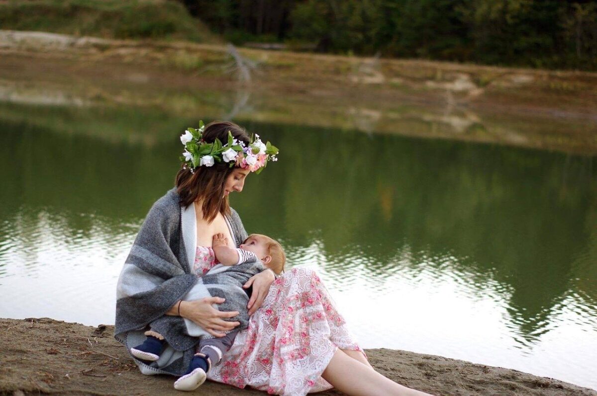 breastfeeding-2435896_1280-1200x797.jpg